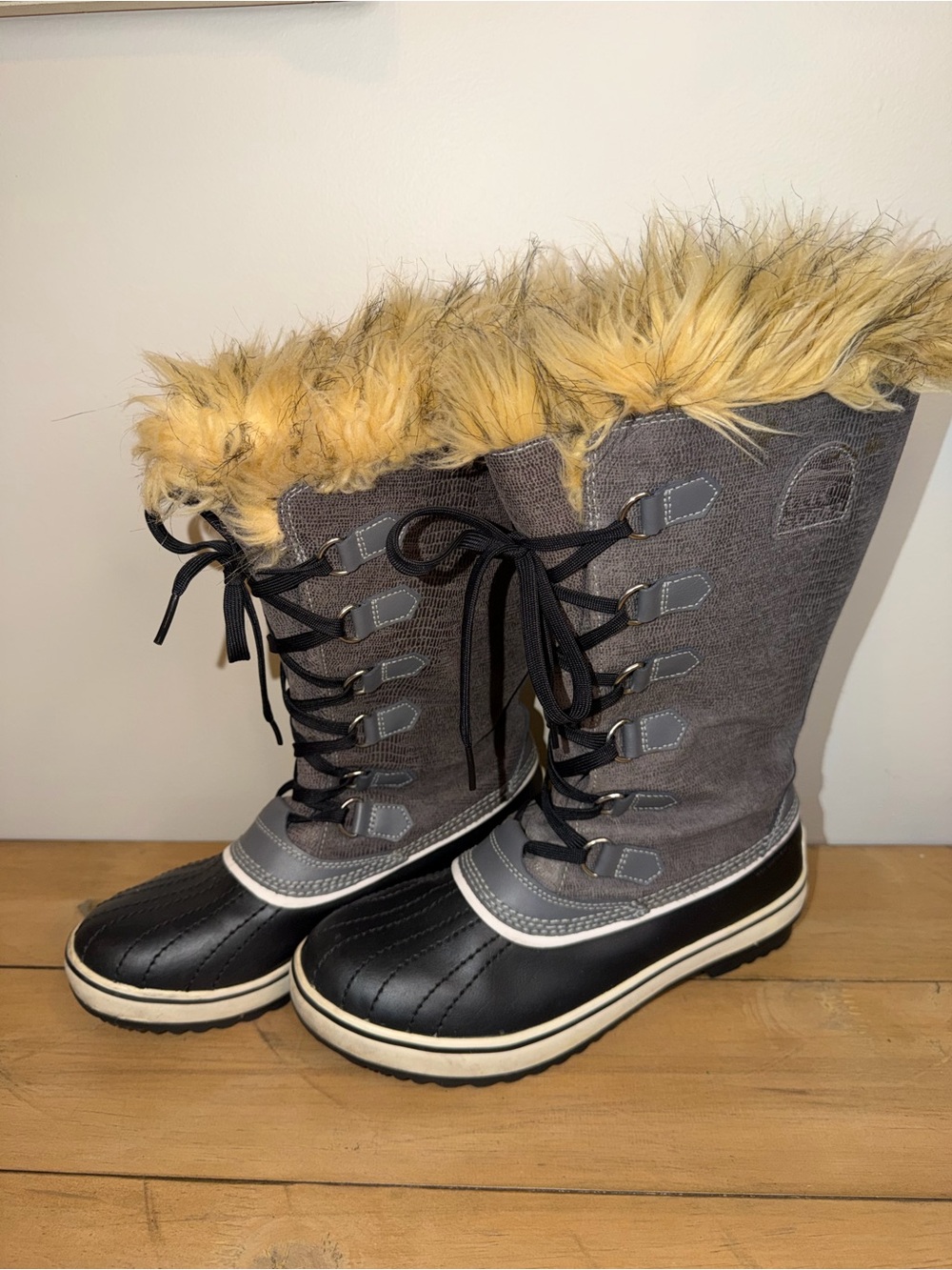 Sorel Faux Fur-Lined Boot Interior in Tan & Cream
